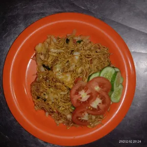mie goreng ayam+sosismie goreng dengan toping telor,sosis dan ayam suiran+ krupuk