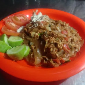 kwetiaw sosiskwetiaw dengan campuran telor dan sosis+ krupuk