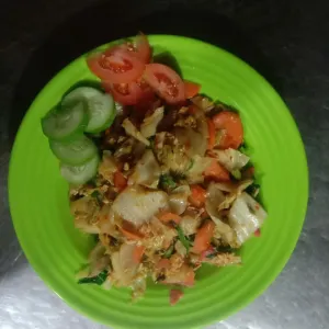 capcay goreng ayam+sosiscapcay dengan toping telor, suiran ayam dan sosis+ krupuk
