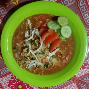 mie rebus ayam+ sosismie rebus dengan toping telor,sosis dan suiran ayam  +krupuk