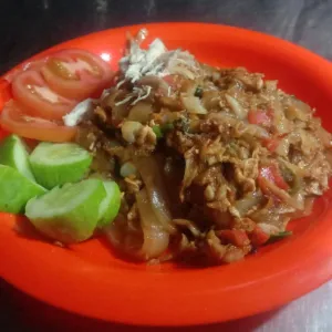 kwetiaw goreng  sosis +ayamkwetiaw dengan toping telor,suiran ayam,sosis+krupukk