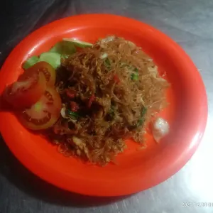 Bihun Goreng sosisbihun dengan campuran telor dan sosis+ krupuk