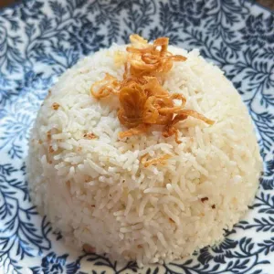 NASI PUTIHnasi dengan berkualitas tinggi dan ditaburi sedikit bawang merah sumenep