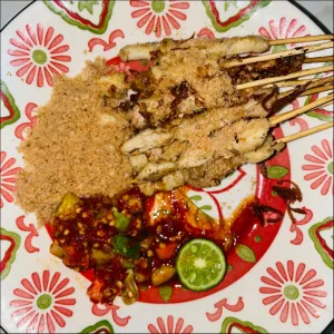 SATE ASIN AYAM 5 TUSUKSate ayam dengan celupan asin dan terjadilah sate asin, diberi koya, acar, dan sambal yang pedas