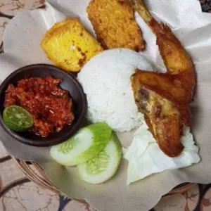 Paket Komplit Ayam Goreng