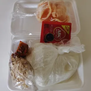 bubur ayam suwirbubur+ayam suwir +seledri+merica+kecap ABC+ kacang kedelai+ sambal+kerupuk