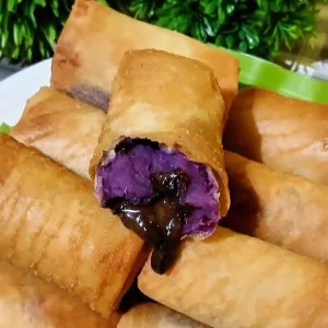 lumpia ubi ungu coklatlumpia ubi ungu isi coklat,satu porsi dapat 4 biji