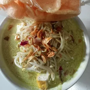 Lontong Sayurlontong+sayur kari+tahu+toge+bawang goreng+sambal+krupuk
