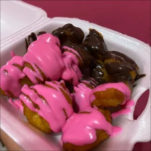 pisang kembungready dengan topping : greentea, tiramisu, coklat, strawberry