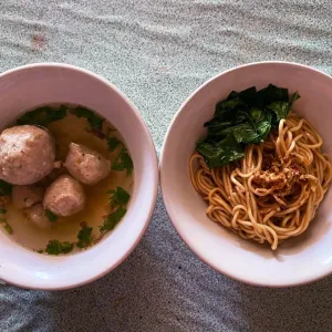 Mie Yamien Baso Satu Porsimie yamien dengan baso biasa satu porsi