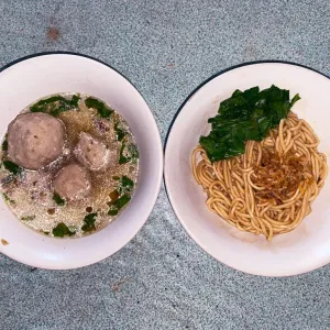 Mie Yamien Baso Setengah Porsimie yamien dengan baso sedang dan kecil