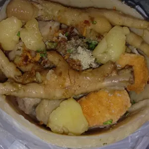Baso Mangkokbaso berbentuk mangkok dengan isian mie, toge, sayur, bihun (optional), baso besar + baso sedang+baso kecil+ tahu