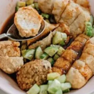 Pempek Palembang1 Porsi terdiri dari Pempek Lenjer, Kulit, adaan dan Telur Kecil sesuai ketersediaan