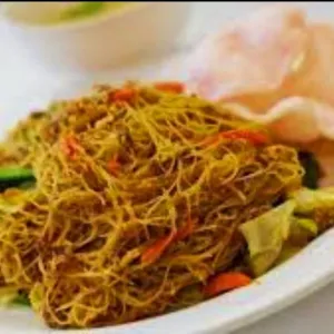 Bihun goreng sosisbihun,telor,sayuran,sosis,dll