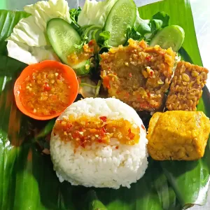 Ayam Penyet paket komplitnasi liwet+ ayam goreng di lumuri sambel pedas+tahu+ tempe+ lalapan