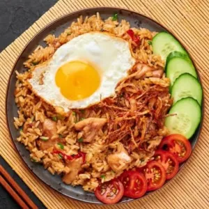 nasi goreng ayamtelur di satuin ya kakak kalau pengen sesuai gambar bisa nambah telor di menu tambahan yg telah kami sediakan