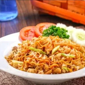 nasi goreng mawutnasi goreng mawut pakai mie kuning