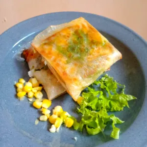 Lumpia beefdaging sapi slice, ditambah sayuran seperti selada, jagung dan timun, serta di beri makaroni dengan tambahan saos pedas, saos tomat dan mayonain dibalut dengan kulit lumpia yang crunchy