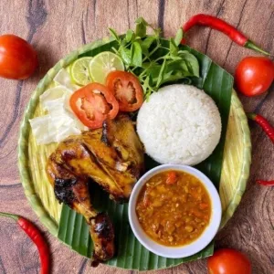 ayam bakar sama nasiayam + nasi + sambal kecap + tahu + lalapan