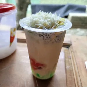 es teler sultan kuah kentales teler sultan kuah kental..,dengan jelly dan sagu mutiara,alpukat,nangka,selasih,serta kuah yg creamy bgtz.
