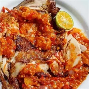 Ayam penyet Nasi tahu + tempeayam goreng dikasih bumbu sambal penyet khusus
