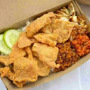 Nasi kulit Nugetnasi + kulit ayam crispy+ Nuget + kol goreng + sambal + serundeng, gaspollll