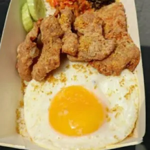 Nasi kulit telornasi + kulit ayam crispy + telor + kol goreng+ sambal + serundeng, harus di coba asli mantap