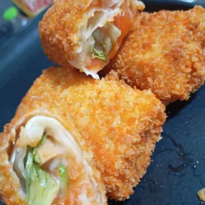 Solger (Risoles burger saos pedas )Risoles burger pedas dengan saus pedas dan mayones, isi ayam, sosis, dan mentimun segar.
(20k isi 4 )