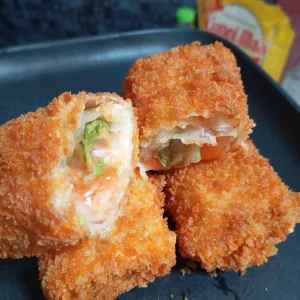 SOLGER ( Risoles bulger  MAYO )Risol gurih berisi salad timun, ayam suwir, sosis, dan mayones lembut.
( 20 k 
-  isi 4 )
