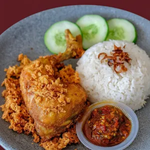 PAKET NASI AYAM KREMES+SAMBAL MERAH/IJONasi ayam kremes gurih dengan sambal merah/ijo yang pedas dan segar.