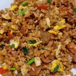 Nasi goreng biasasayur telor baso sosis ayam kerupukudang