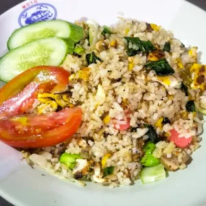 Nasi goreng gapake kecapsayur+ayam+baso+sosis+telor+kerupukudang