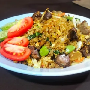 nasi goreng spesialsayur+ayam+telor+baso+sosis+atiampela+pete+kerupuk udang
