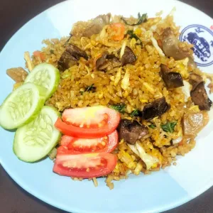 Nasi Goreng Atiampelasayur+ayam+telor+baso+sosis+atiampela+kerupuk udang