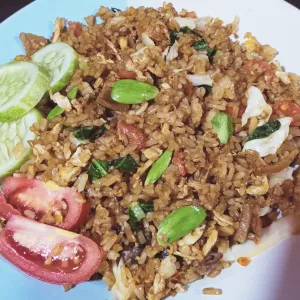 nasi goreng petesayur+ayam+telor+baso+sosis+pete+kerupuk udang