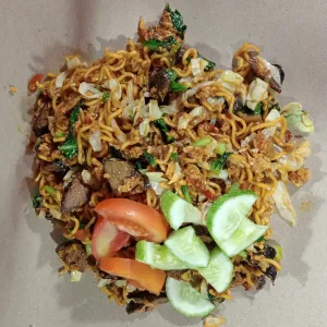 mie goreng biasasayur+ayam+baso+sosis+telor+kerupukudang
