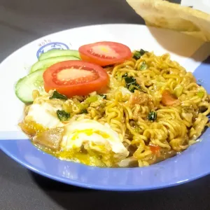 mie Rebussayur+ayam+telor+baso+sosis+kerupuk udang