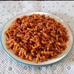 sukri ( kacang teri )Kacang teri renyah dengan bumbu pedas yang menggugah selera.