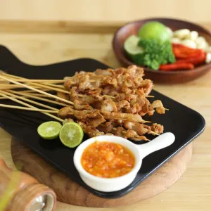 Sate taichan kulit 10 tusuksate taichan kulit dengan taburan bawang goreng yang gurih dan nikmat di sajikan dengan irisan timun,sambal extra pedas dan jeruk nipis