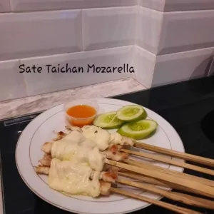 Sate taichan full daging mozarella 5 tusuk5 tusuk sate taichan full daging ditambah topping mozarella yang gurih dan creamy dengan sambal extra pedas, jeruk nipis dan irisan timun