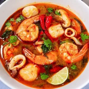 Tomyum seafoodaneka seafood berkuah tomyum