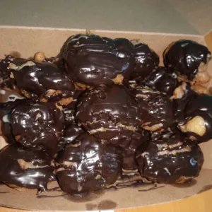pisang gembul coklatpisang yang di potong" perbox berisi 18-23/pcs sampai box penuh dengan topping coklat