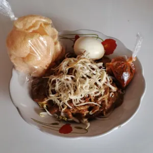 kupat tahu ayam suwir+telor rebus