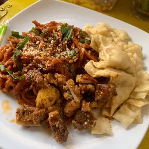 Mie jebew tulang bar-barmie jebew dengan toping tulang rangu tetelan dan pangsit