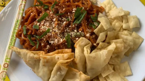 mie jebew kumplitmie jebew dengan toping sosis, beef, bakso,dan pangsit tersedia level 1-5