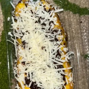 Pisang kejupisang yang dilumuri oleh susu dengan taburan meses dan keju