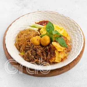 nasi kuningnasi kuning dihidangkan dengan bihun telor dan krupuk