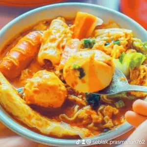 Aneka Seblak special bumbu tomyamseblak makanan dengan bumbu rempah ciri khas, berbagai toping sefood kerupuk tulang ceker dsb mengubah mood Anda 🥰