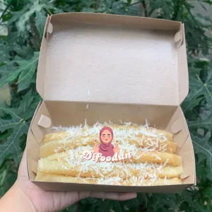 Cheeseroll / Go Cheesedisajikan dengan toping susu dan keju