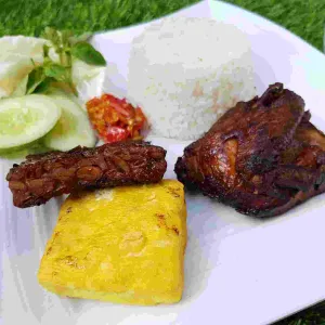 Paket Hore BAyam Bakar + Nasi Putih + Tahu atau Tempe + Sambal + Lalapan